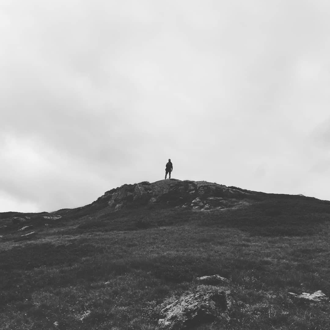 Moi au loin tout seul dans la montagne